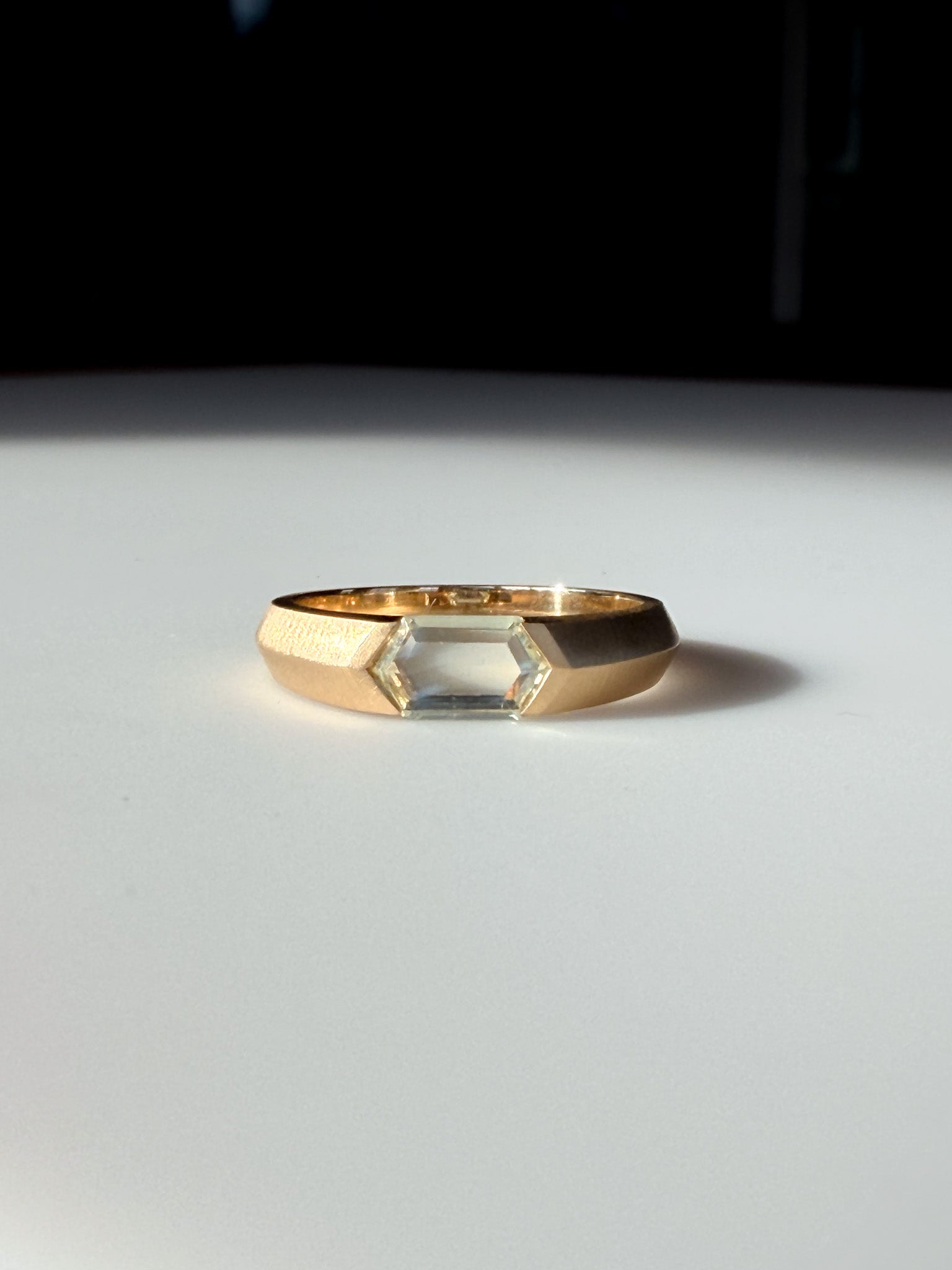 THE PORTRAIT Signet - Light Green Sapphire