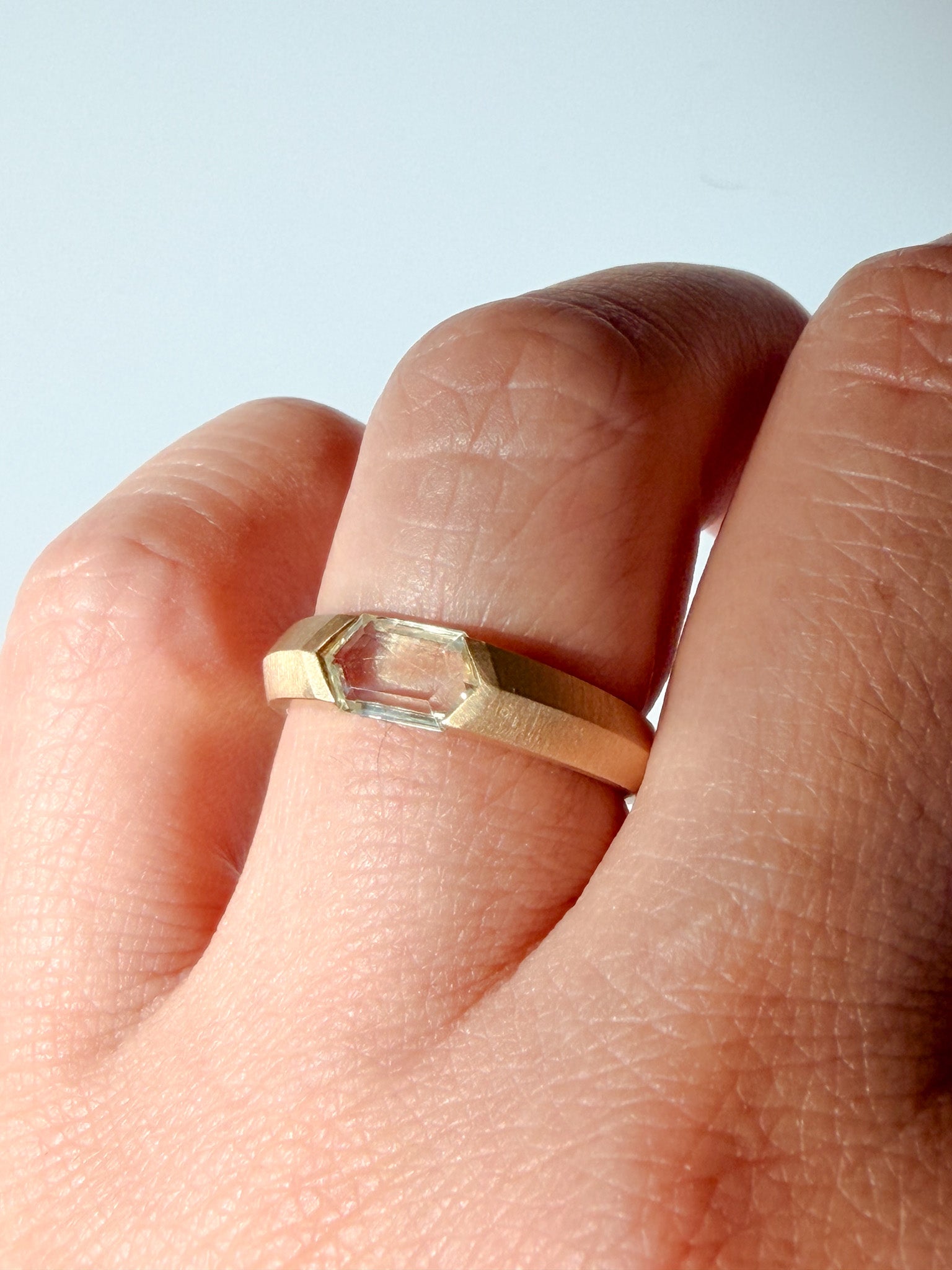 THE PORTRAIT Signet - Light Green Sapphire