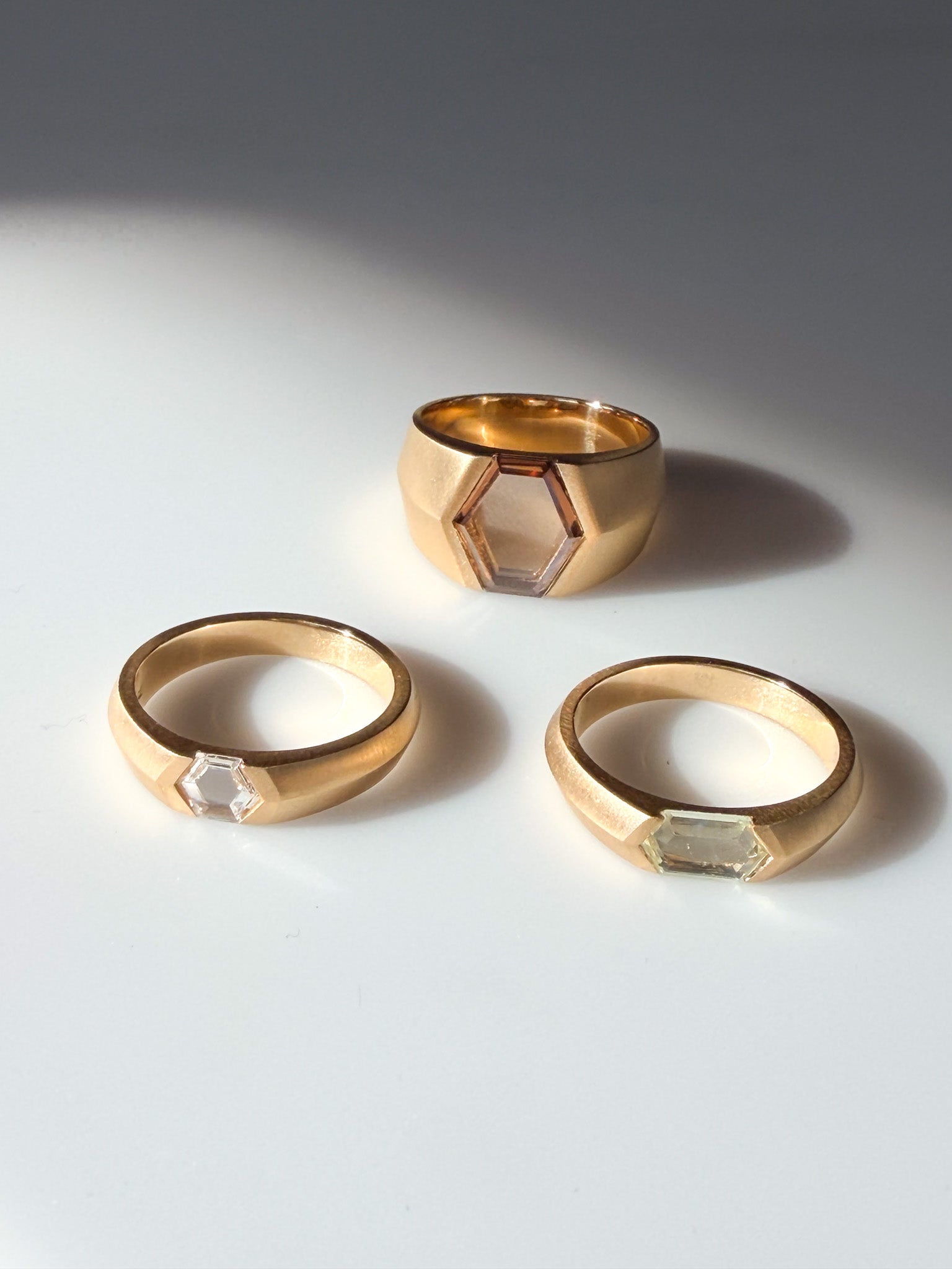 THE PORTRAIT Signet - Dark Brown Hexagon Diamond