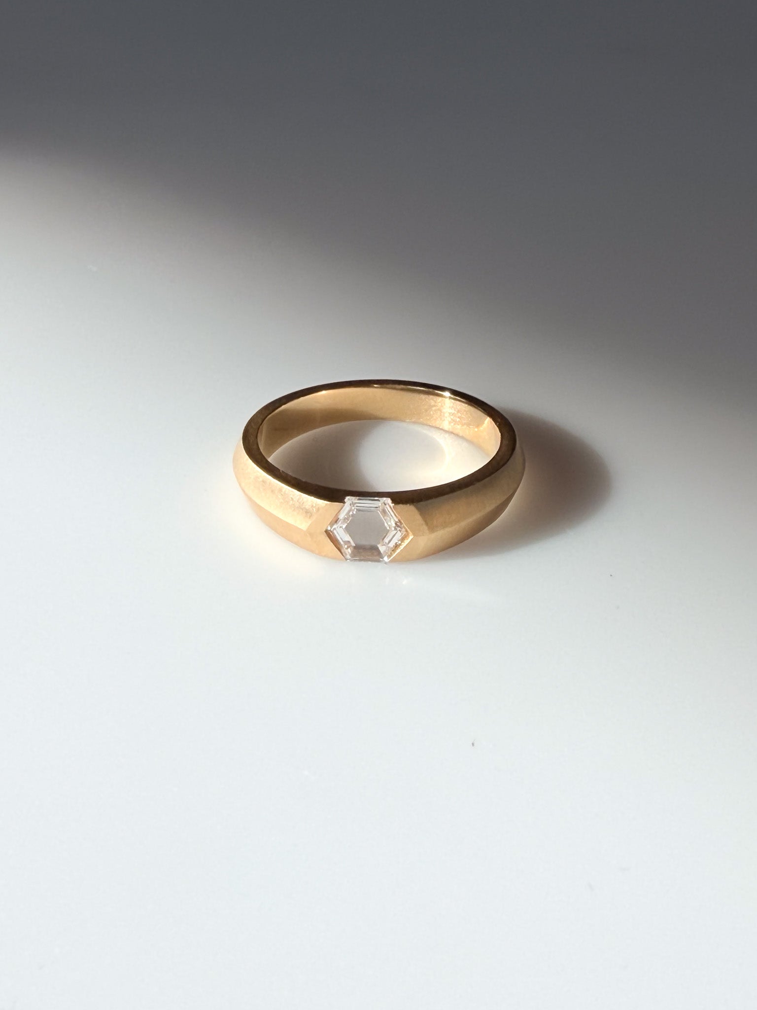 THE PORTRAIT Signet - White Hexagon Diamond