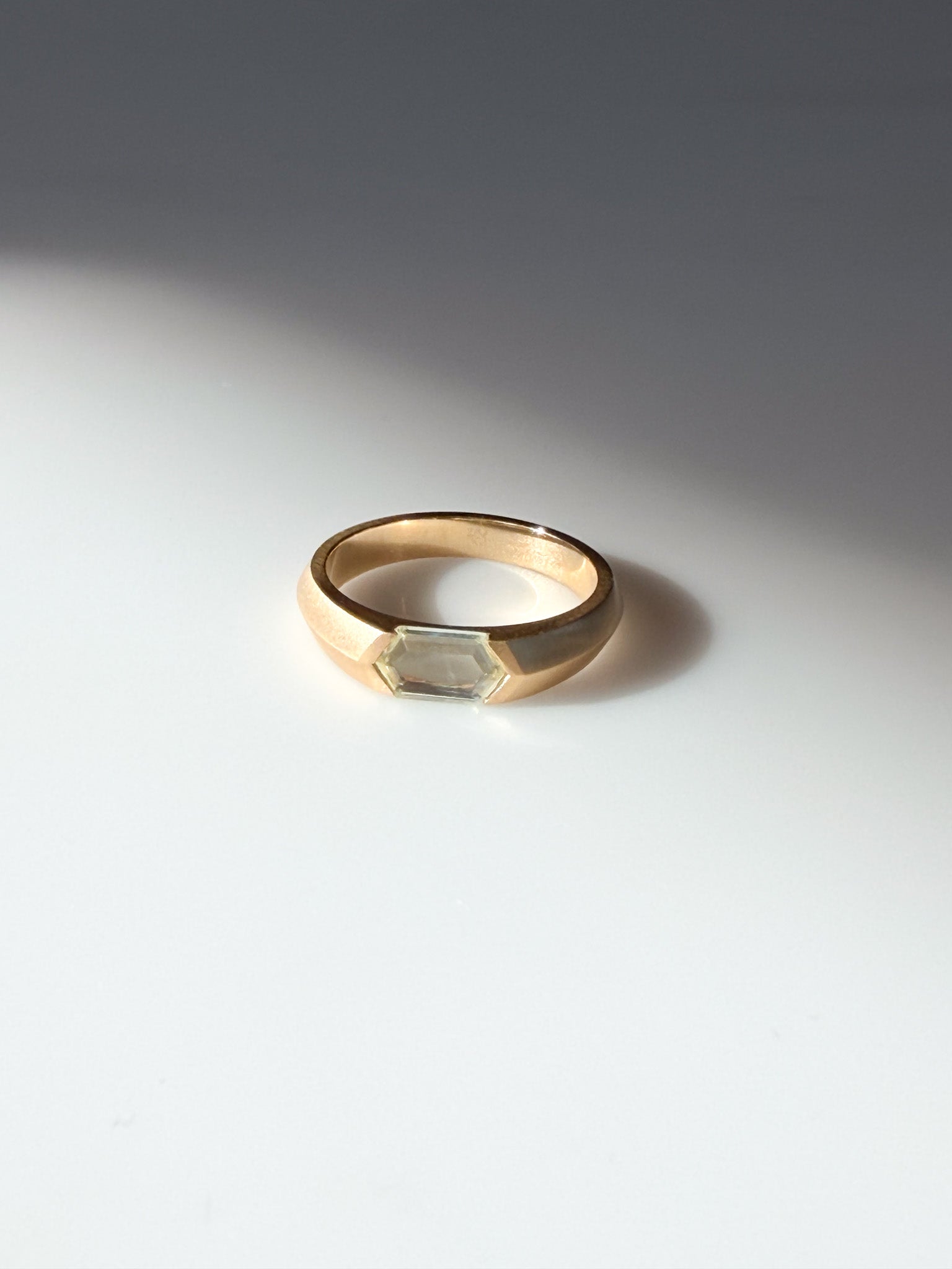 THE PORTRAIT Signet - Light Green Sapphire